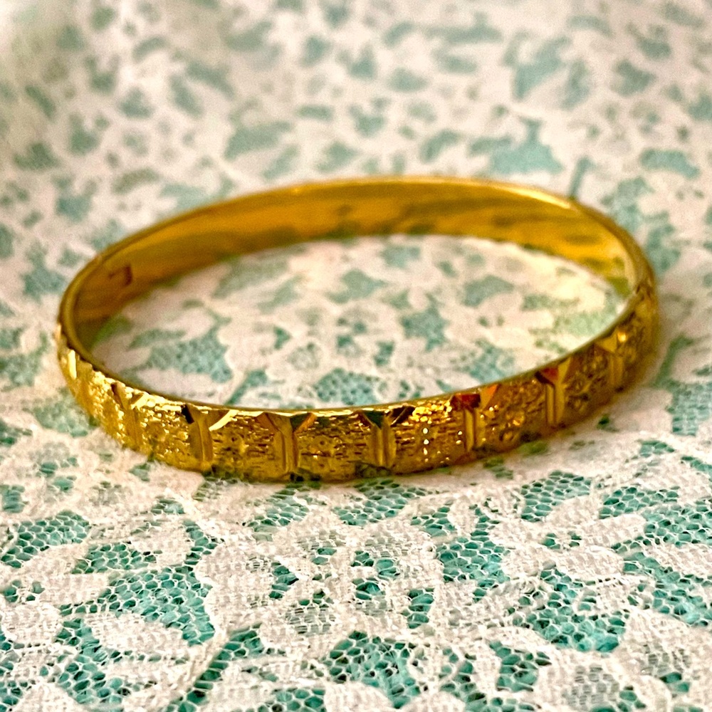 Vintage gold tone textured bangle bracelet